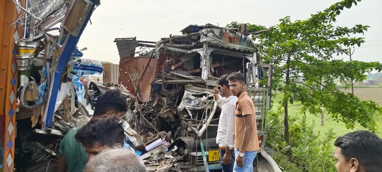 Bhagalpur news दो ट्रकों की टक्कर में दोनों खलासी की मौत