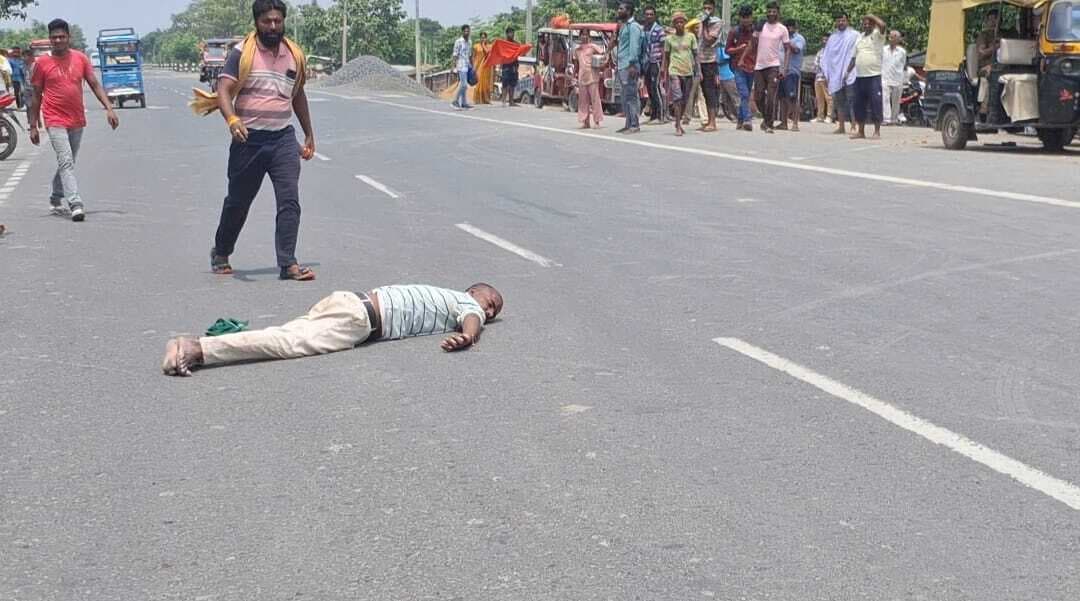 Bhagalpur news सड़क पार कर रहे युवक को तेज रफ्तार पिकअप वैन ने मारा धक्का