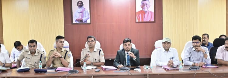 Dhanbad News : सोशल मीडिया में अफवाह फैलाने वालों के विरुद्ध होगी सख्त कार्रवाई : डीसी