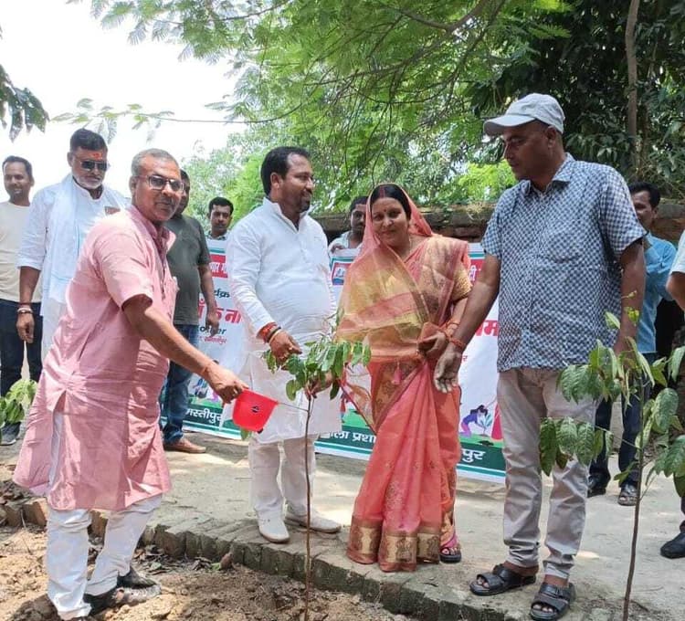 Samastipur News:प्रखंड परिसर में किया गया पौधारोपण