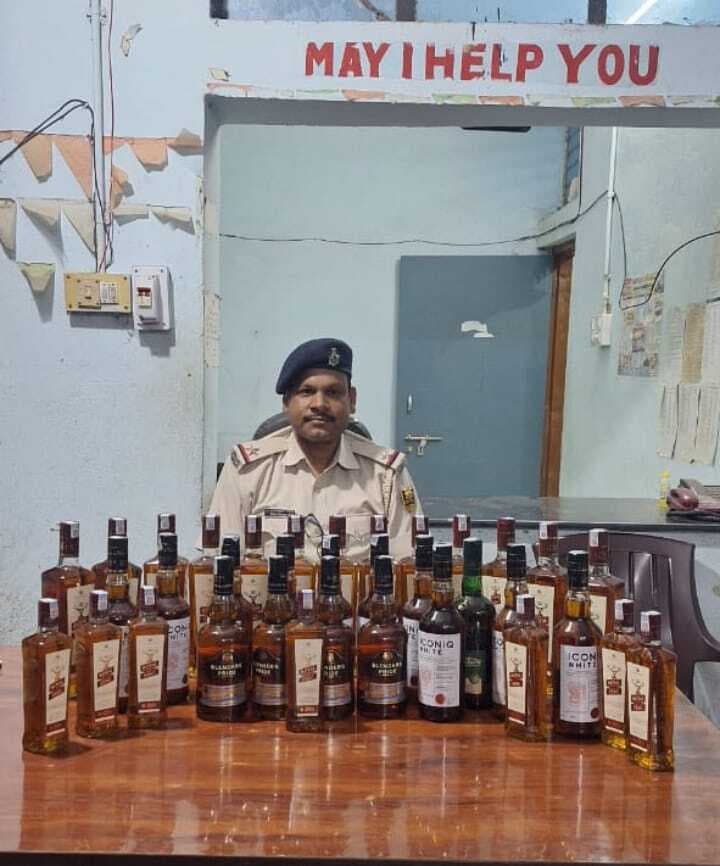 35 बोतल विदेशी शराब बरामद, धंधेबाज फरार