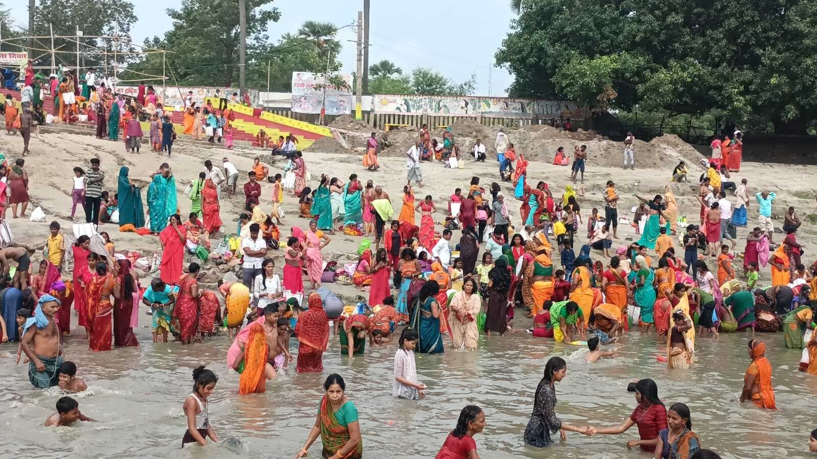 गंगा दशहरा पर बड़हिया के कॉलेज घाट पर उमड़ा श्रद्धालुओं का सैलाब