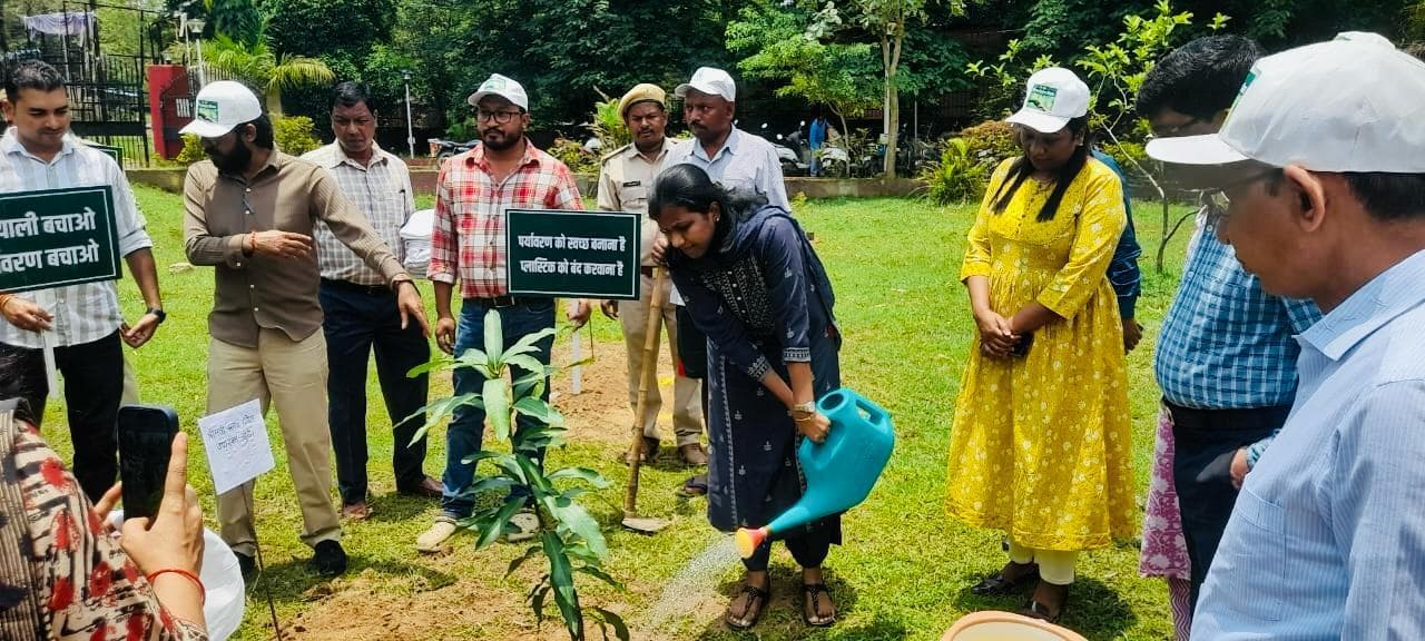 Khunti News : पर्यावरण दिवस पर डीसी और एसपी ने लगाये पौधे