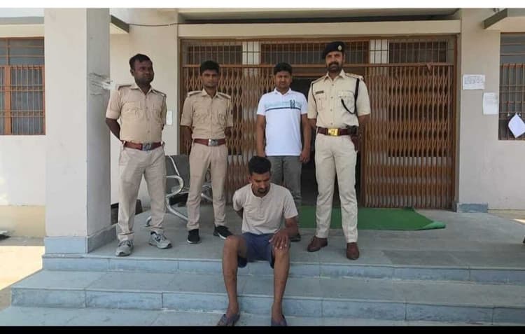 टेंपो के तहखाने में शराब की तस्करी का खुलासा, तस्कर गिरफ्तार