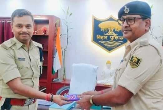 बेहतर कार्य करने पर एसपी ने किया सम्मानित