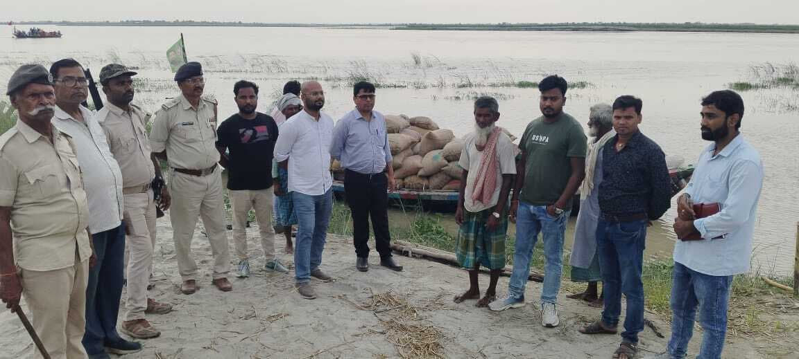 पूर्वी कोसी तटबंध पर किये गये अतिक्रमण हटाया गया, नाव निबंधन को लेकर नाविकों को दी गयी जानकारी