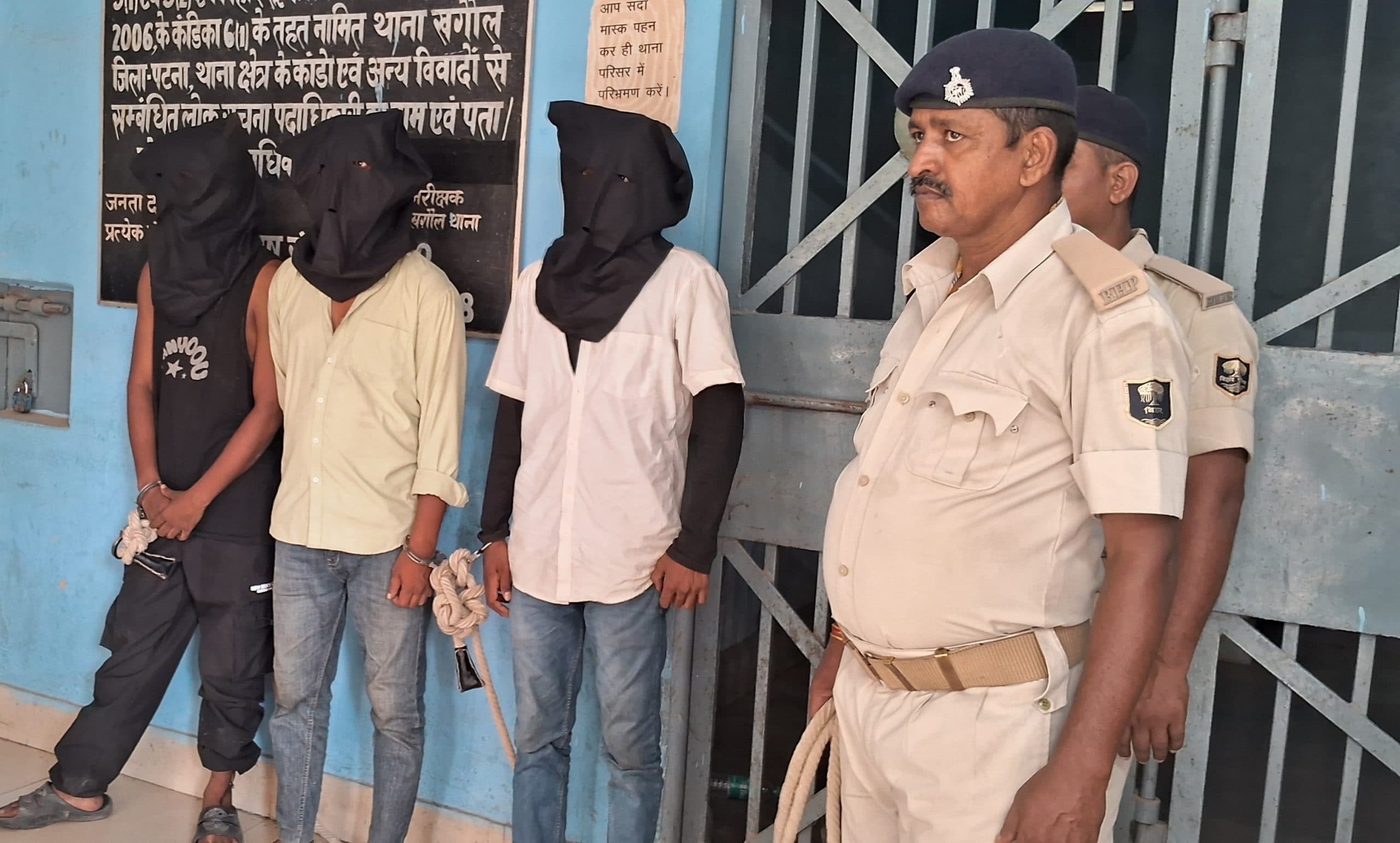 पत्नी से अवैध संबंध में पांच लाख रुपये सुपारी दे करायी थी युवक की हत्या