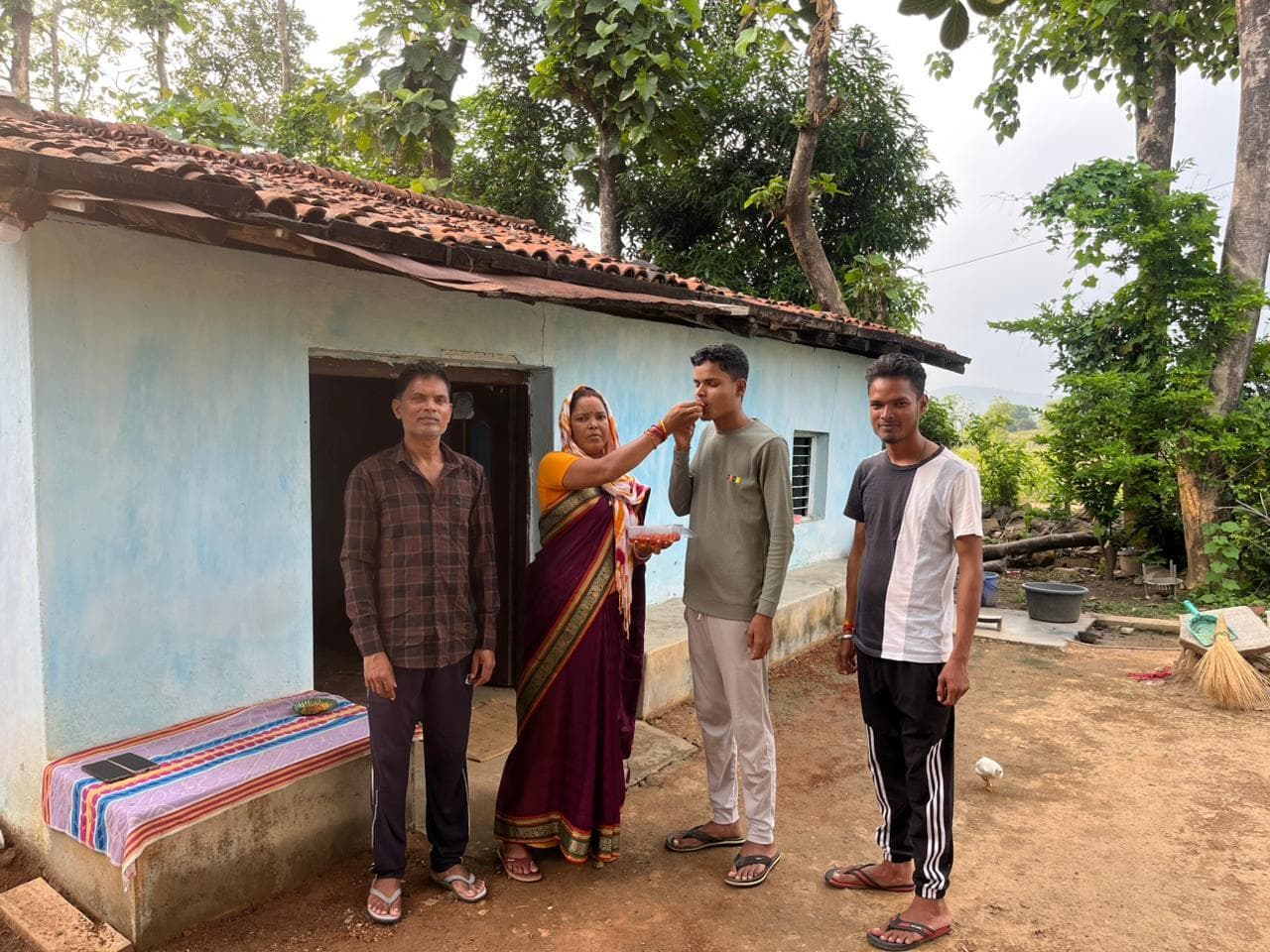 Khunti News : फर्नीचर मिस्त्री का बेटा बना जिला टॉपर