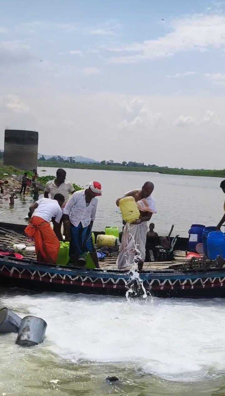 एक लाख लीटर दूध, 21 क्विंटल लड्डू व 11 क्विंटल आम मां गंगा को किया समर्पित