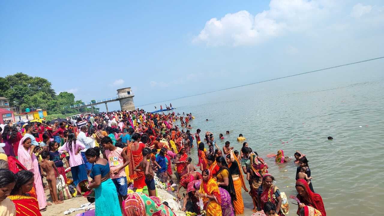 गंगा दशहरा पर हजारों श्रद्धालुओं ने किया पुण्य स्नान, साफाहोड़ आदिवासियों ने भी लगाया अखाड़ा