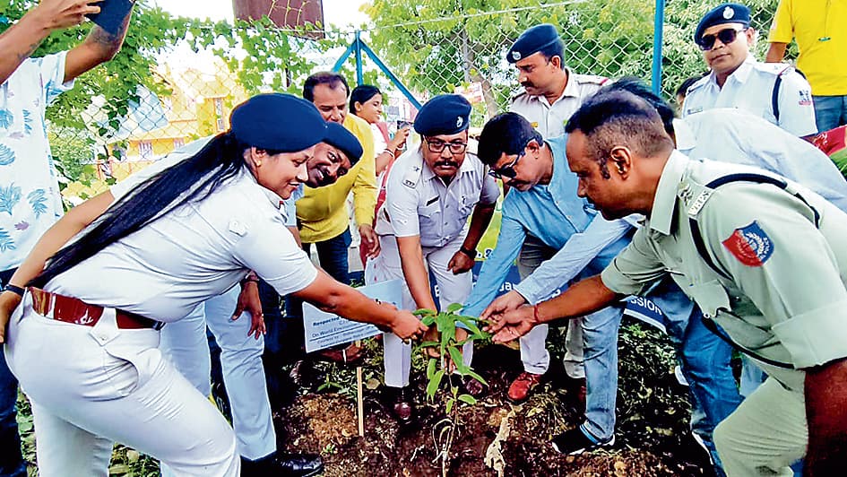 दुर्गापुर में विश्व पर्यावरण दिवस पर पौधे रोपे गये