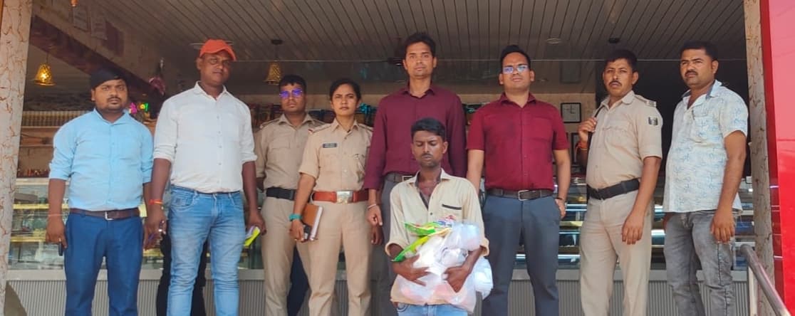 Madhubani News : दुकानों में छापेमारी कर ढाई किलो पॉलीथिन जब्त