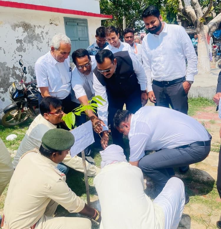 Madhubani News : पर्यावरण संरक्षण के लिए पौधा लगाना जरूरी