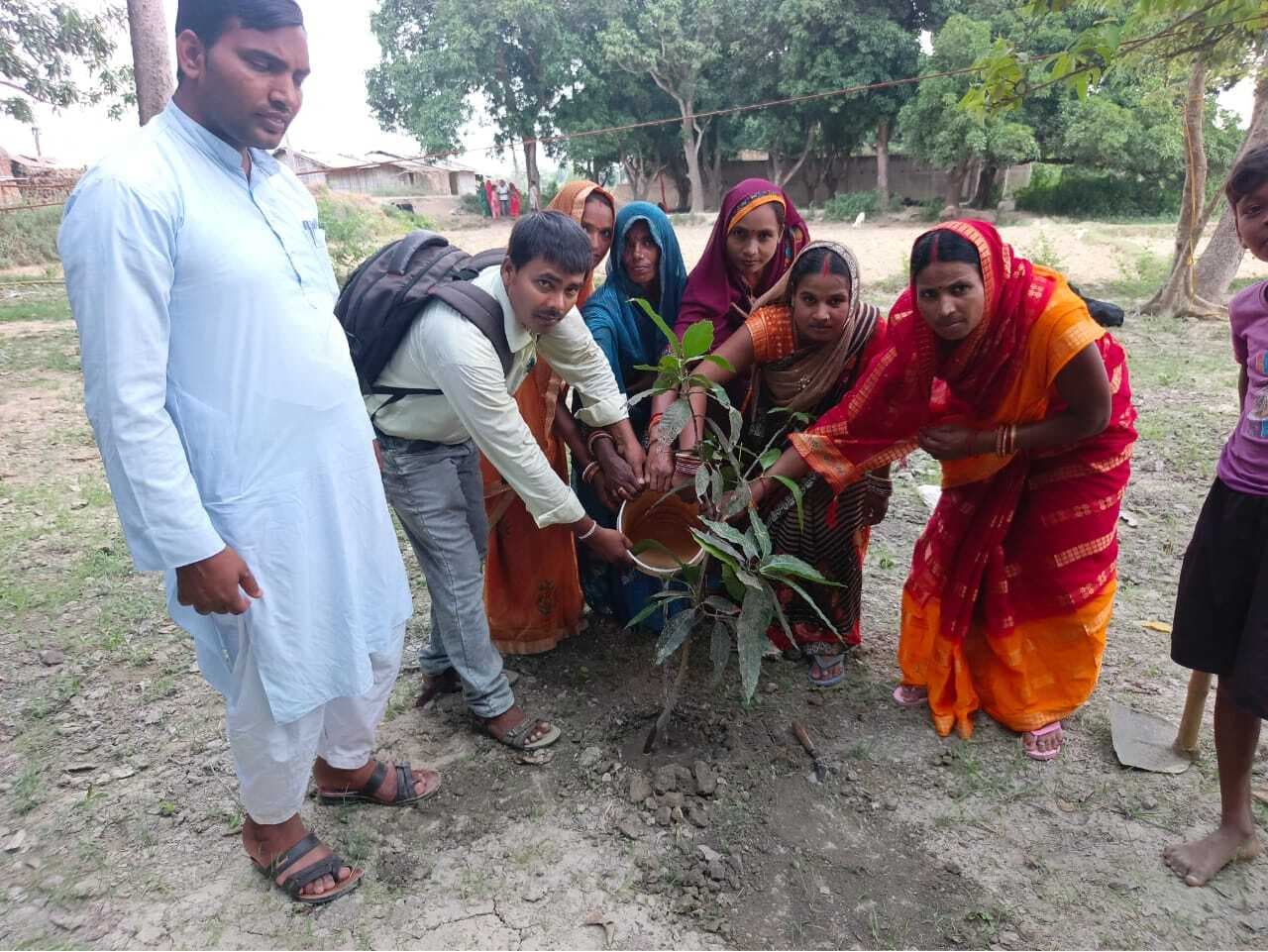 Madhubani News : पर्यावरण संरक्षण के लिए जीविका दीदियों ने किया पौधारोपण