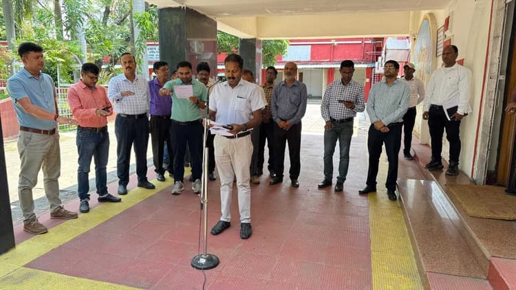 Chaibasa News : पर्यावरण बचाना है, तो एक पौधा जरूर लगायें, स्वच्छता का भी रखें ध्यान