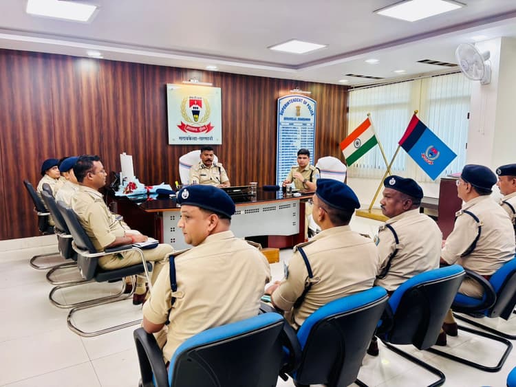 Seraikela Kharsawan News : अपराधियों पर रखें नजर : डीआइजी