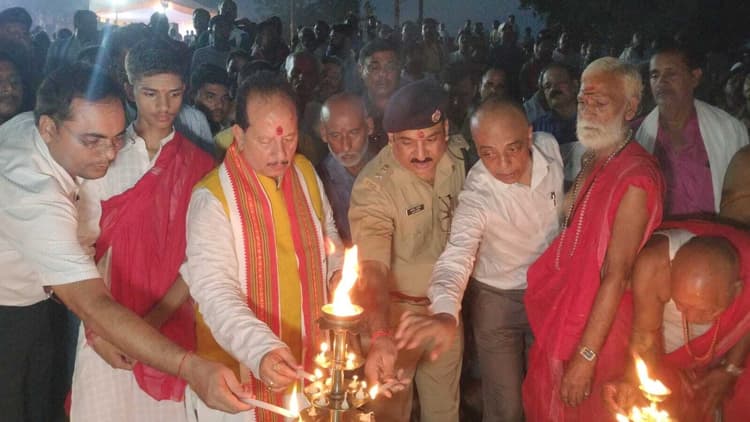 गंगा दशहरा पर दीपों से जगमगाया बड़हिया गंगा घाट