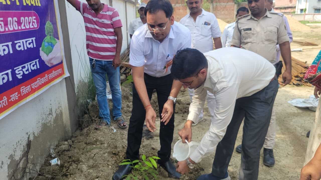 एसडीओ ने ग्रामीणों के साथ किया पौधरोपण