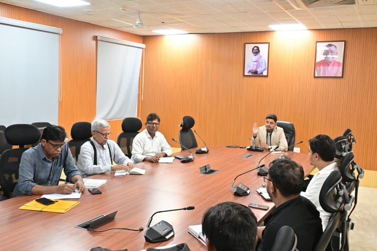 Dhanbad news: स्वास्थ्य सुविधाएं सुदृढ़ करना हमारी प्राथमिकता : डीसी