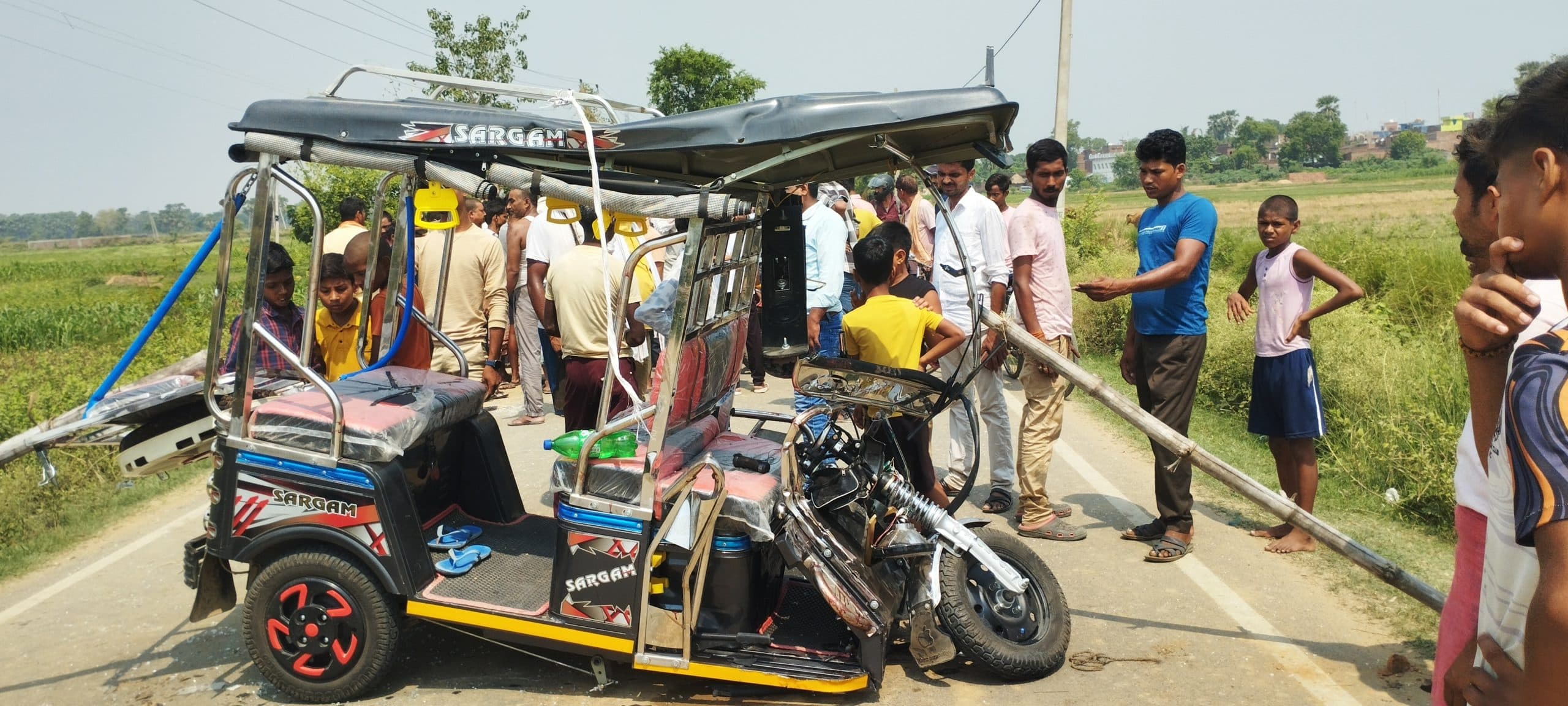 ट्रैक्टर के धक्के से टोटो सवार नौ लोग जख्मी