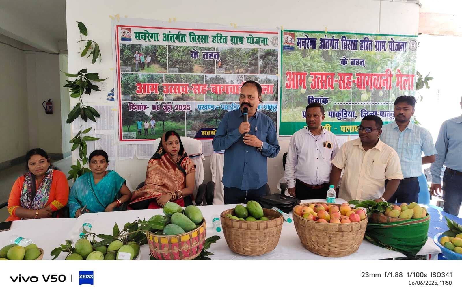 बागवानी मेला में आम के फसलों की लगायी गयी प्रदर्शनी