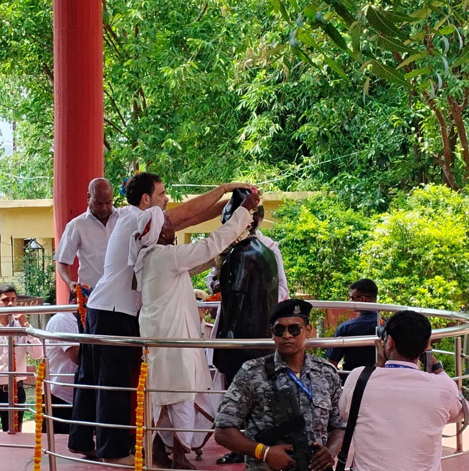 अतरी में मृत पड़ी कांग्रेस की राजनीति को संजीवनी देने पहुंचे राहुल