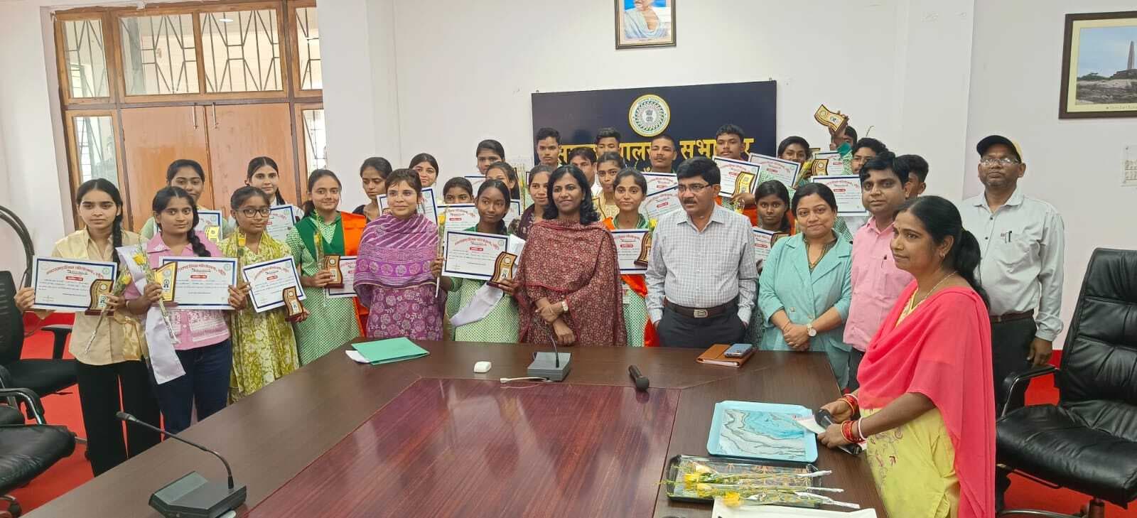 उपायुक्त ने सरकारी स्कूल के टॉपरों को किया सम्मानित