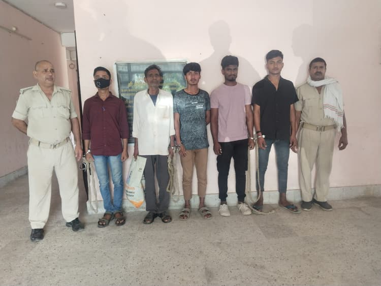 तीन शराब तस्कर व दो शराबी गिरफ्तार