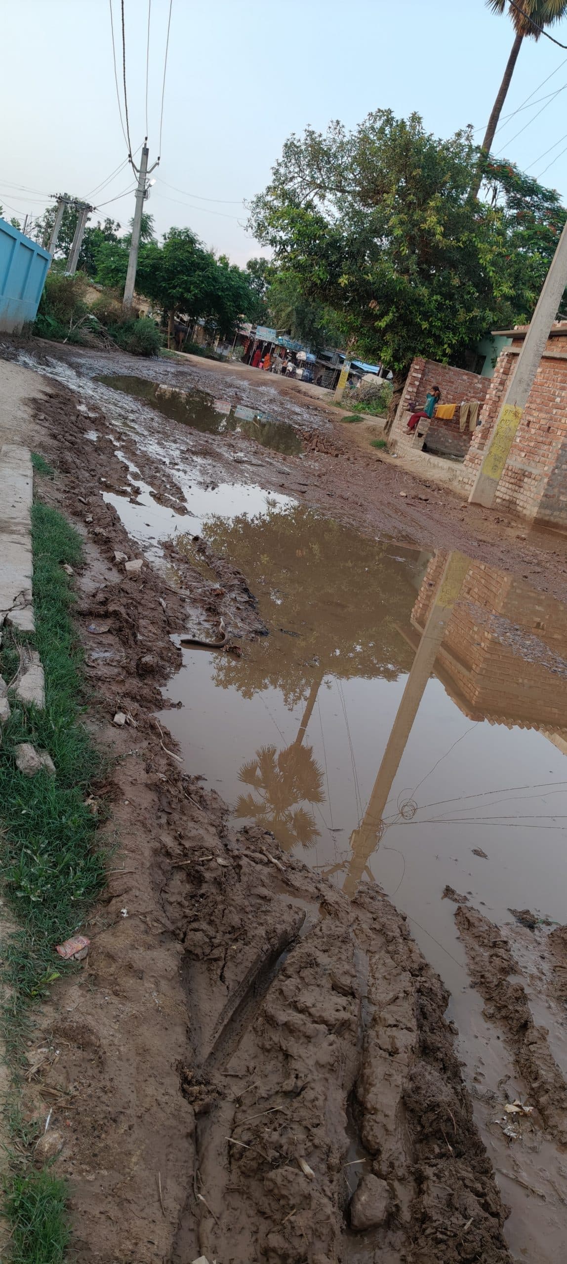 Motihari: ढाका-रूपहारा सड़क बनी जानलेवा