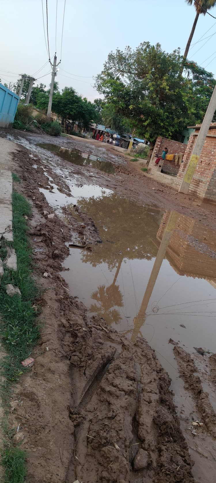 Motihari: ढाका-रूपहारा सड़क बनी जानलेवा