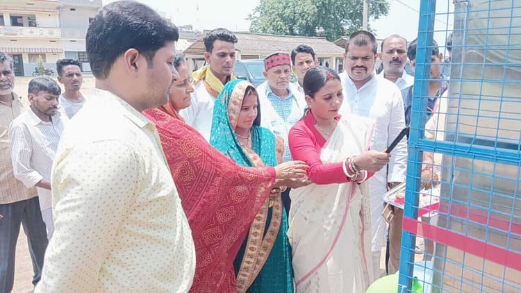 राहगीरों को शुद्ध पेयजल के लिए इमामगंज में वाटर एटीएम की सुविधा शुरू