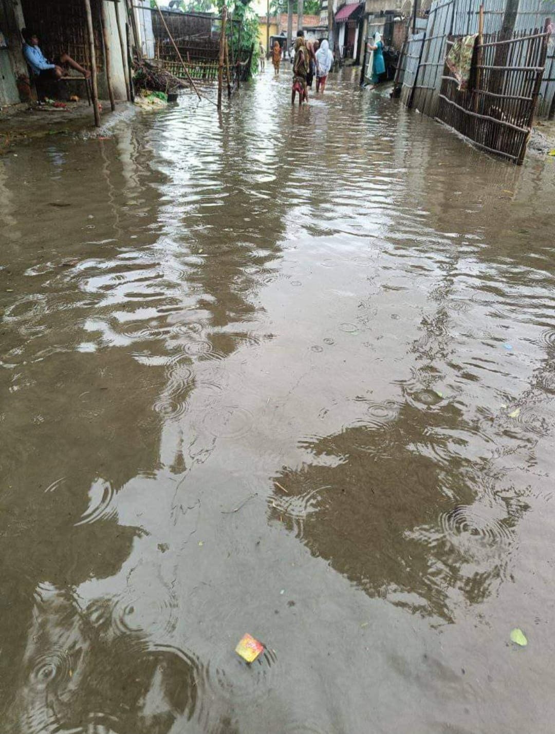 बारिश से सड़क पर जलजमाव, लोगों को आवगामन में परेशानी