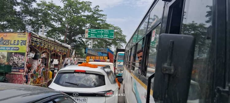 Motihari: जाम से त्रस्त हैं राहगीर, वाहनों की लगी लंबी कतार