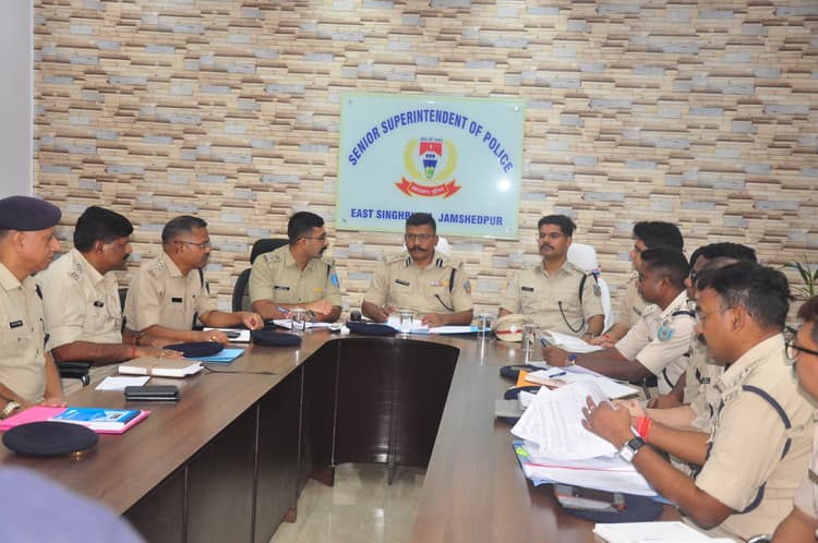 Jamshedpur News : गैंगस्टर व उनके गुर्गों पर रखें नजर, लंबित कांडों का जल्द करें निपटारा : डीआइजी