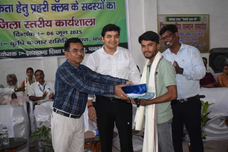 डीसी ने आर्ट्स के टॉप-20 विद्यार्थियों को किया सम्मानित