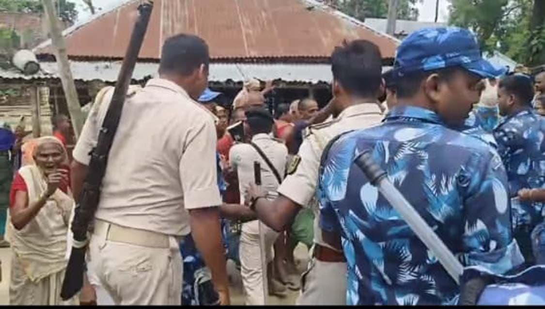 अतिक्रमण हटाने पहुंची पुलिस पर किया पथराव, एक जवान जख्मी