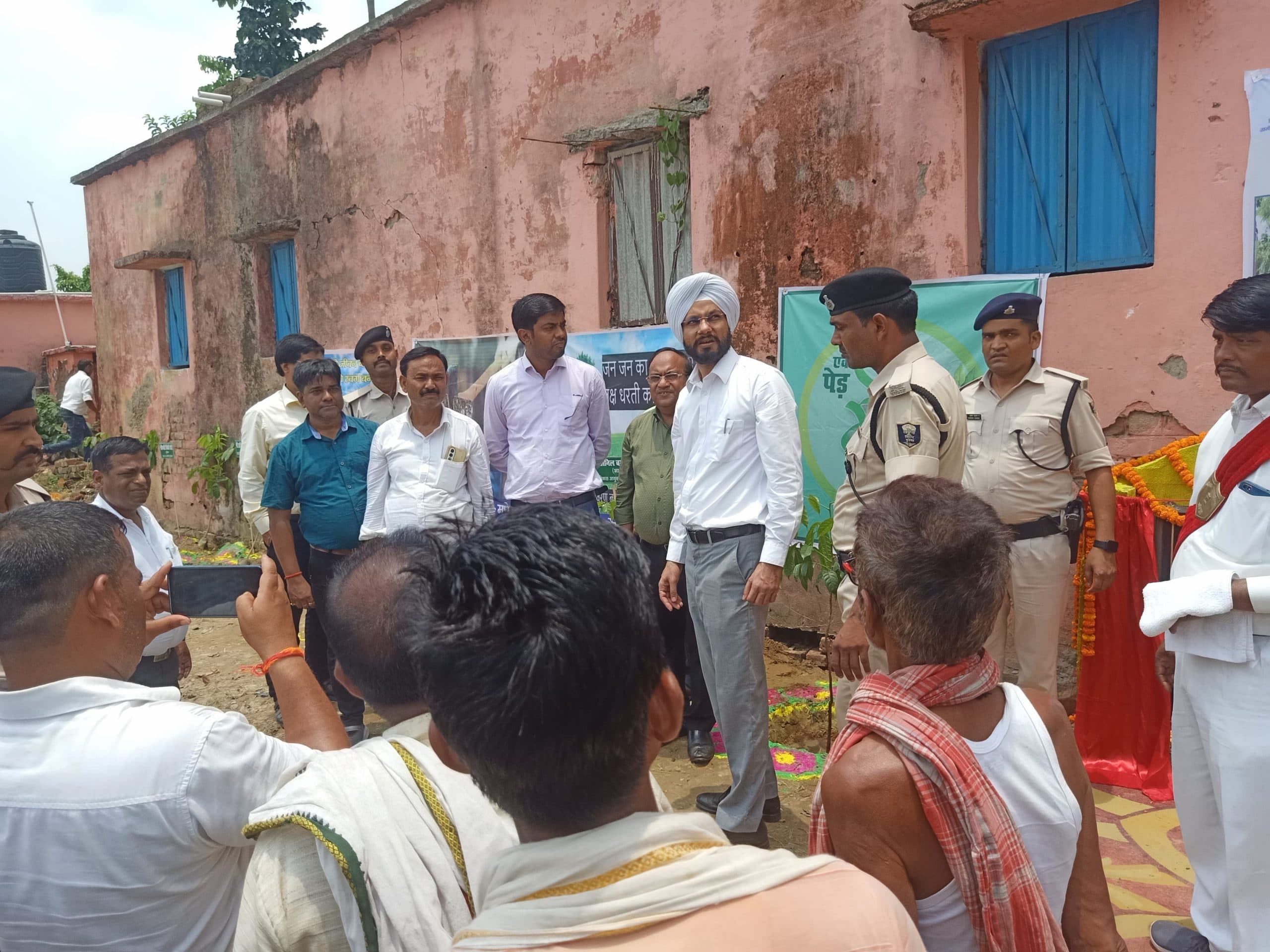 एक सप्ताह के अंदर भवन को नियमानुसार करें हस्तांतरण-डीएम