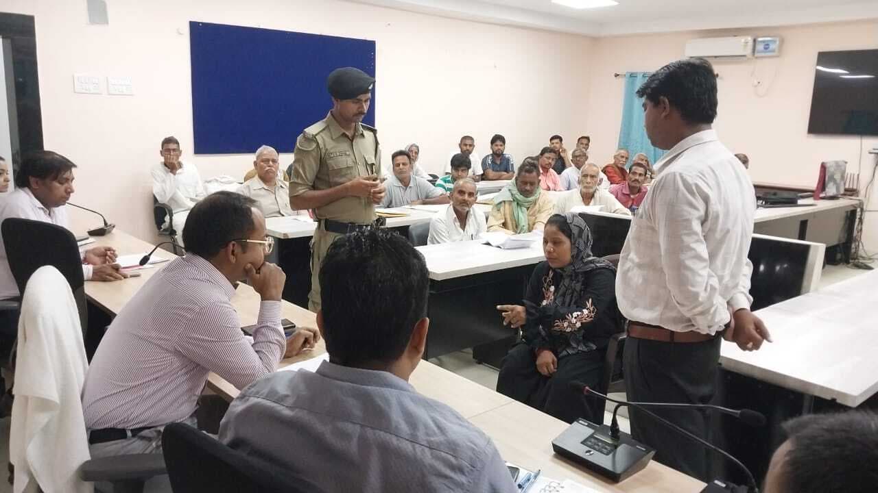 जनता दरबार में आये 51 आवेदन, कई का निष्पादन