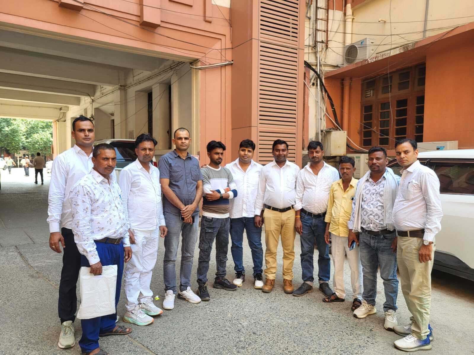 टिकारी के कार्यपालक पदाधिकारी का तबादला नहीं करने की मांग