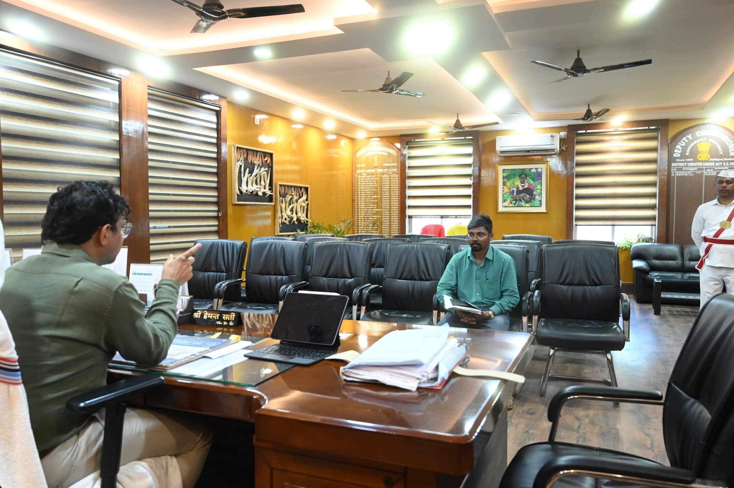 उपायुक्त ने सड़क मरम्मत कार्यों में तेजी लाने के दिये निर्देश