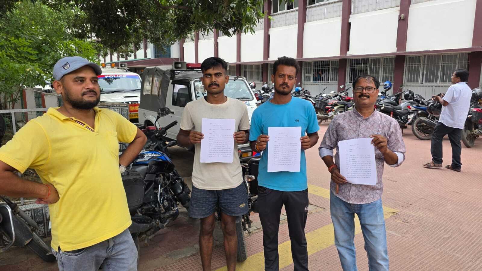 अवैध बालू खनन को लेकर ग्रामीणों ने डीएम को दिया आवेदन