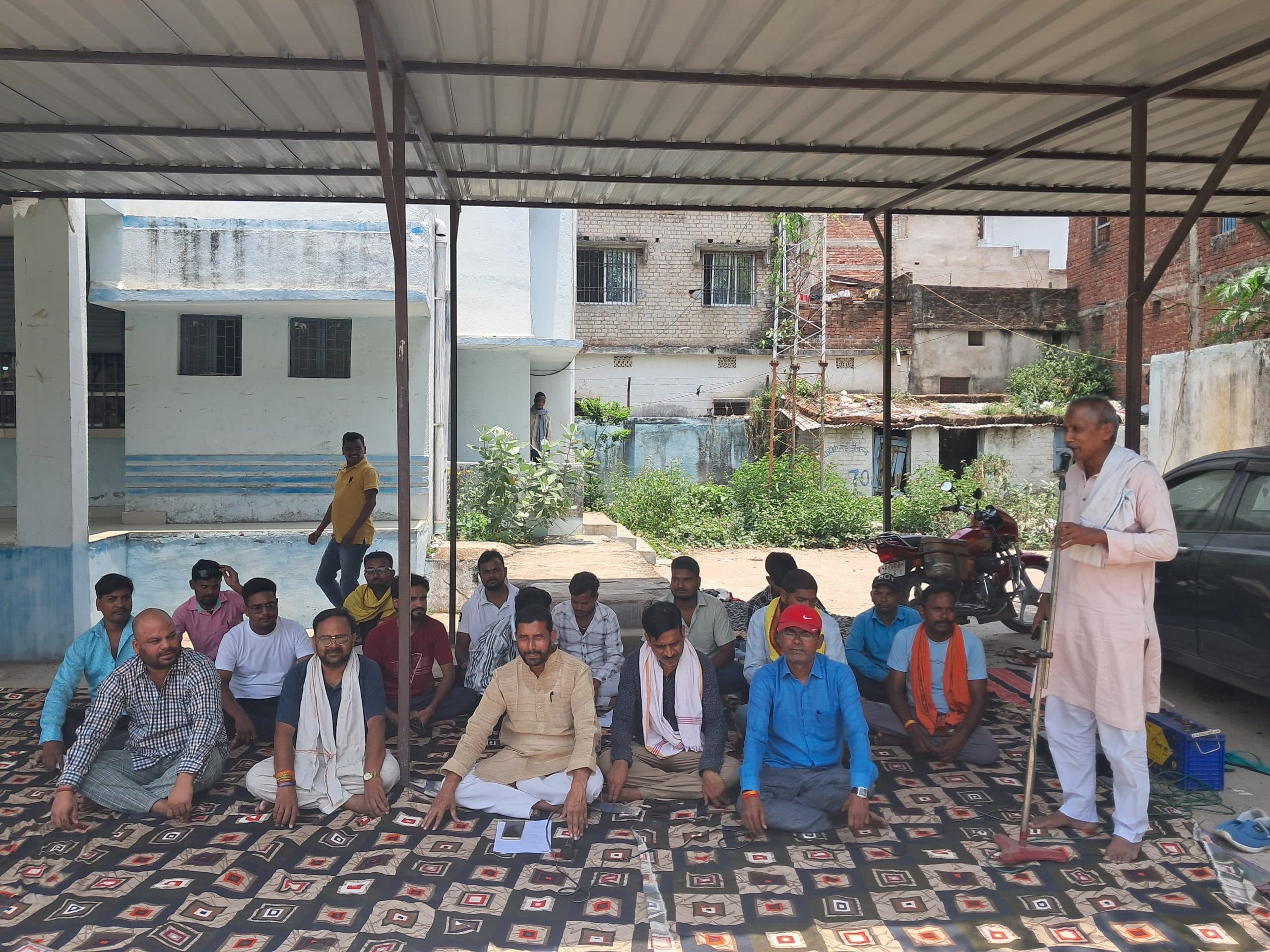 अनियमित बिजली आपूर्ति काे लेकर किया धरना प्रदर्शन