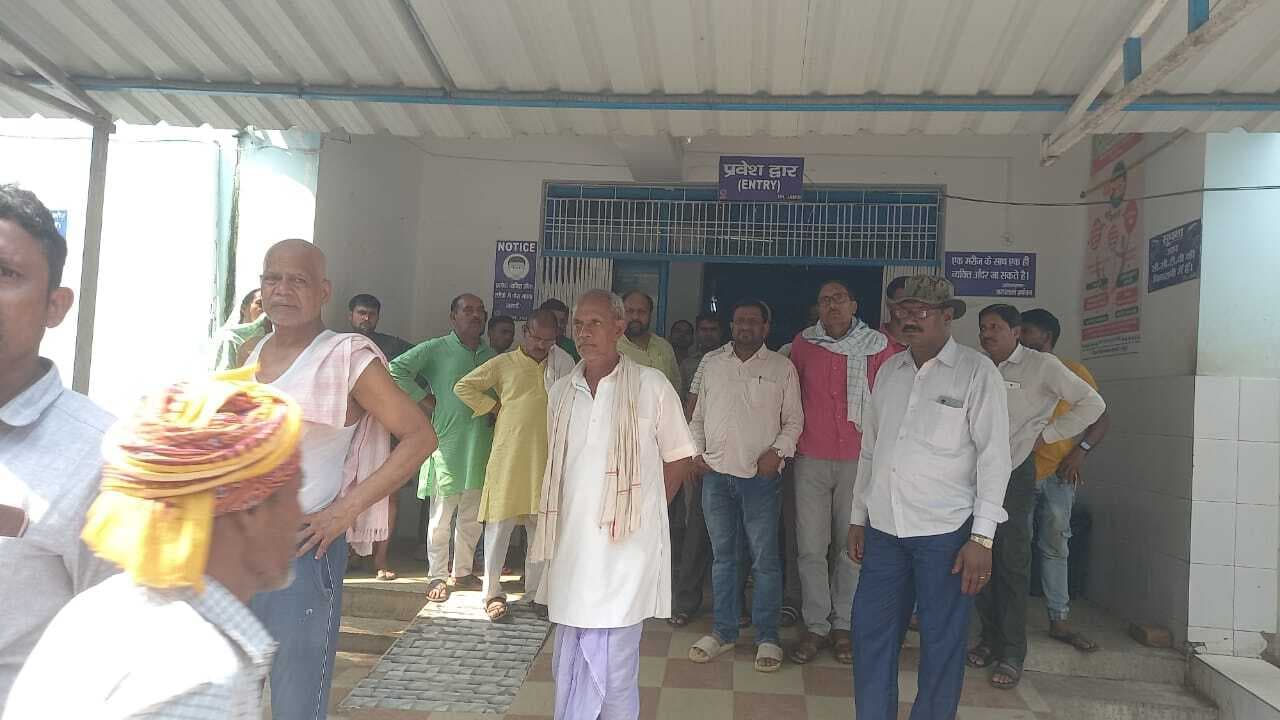 वाहन के धक्के से बाइक सवार शिक्षक की मौत, परिजनों में कोहराम