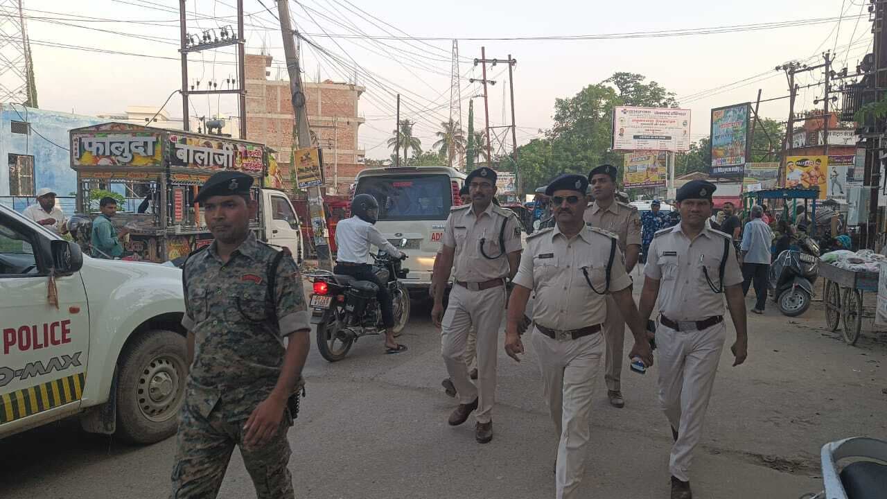 Madhubani News : बकरीद सौहार्दपूर्ण वातावरण मनाने के लिए फ्लैग मार्च