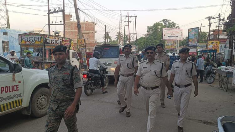 Madhubani News : बकरीद सौहार्दपूर्ण वातावरण मनाने के लिए फ्लैग मार्च