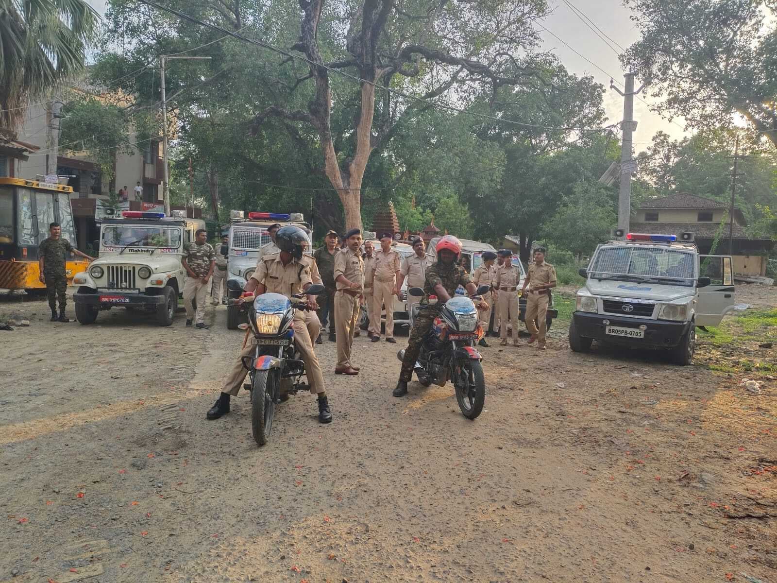 Motihari: शांति व्यवस्था बनाये रखने के लिए पुलिस ने निकाला फ्लैग मार्च