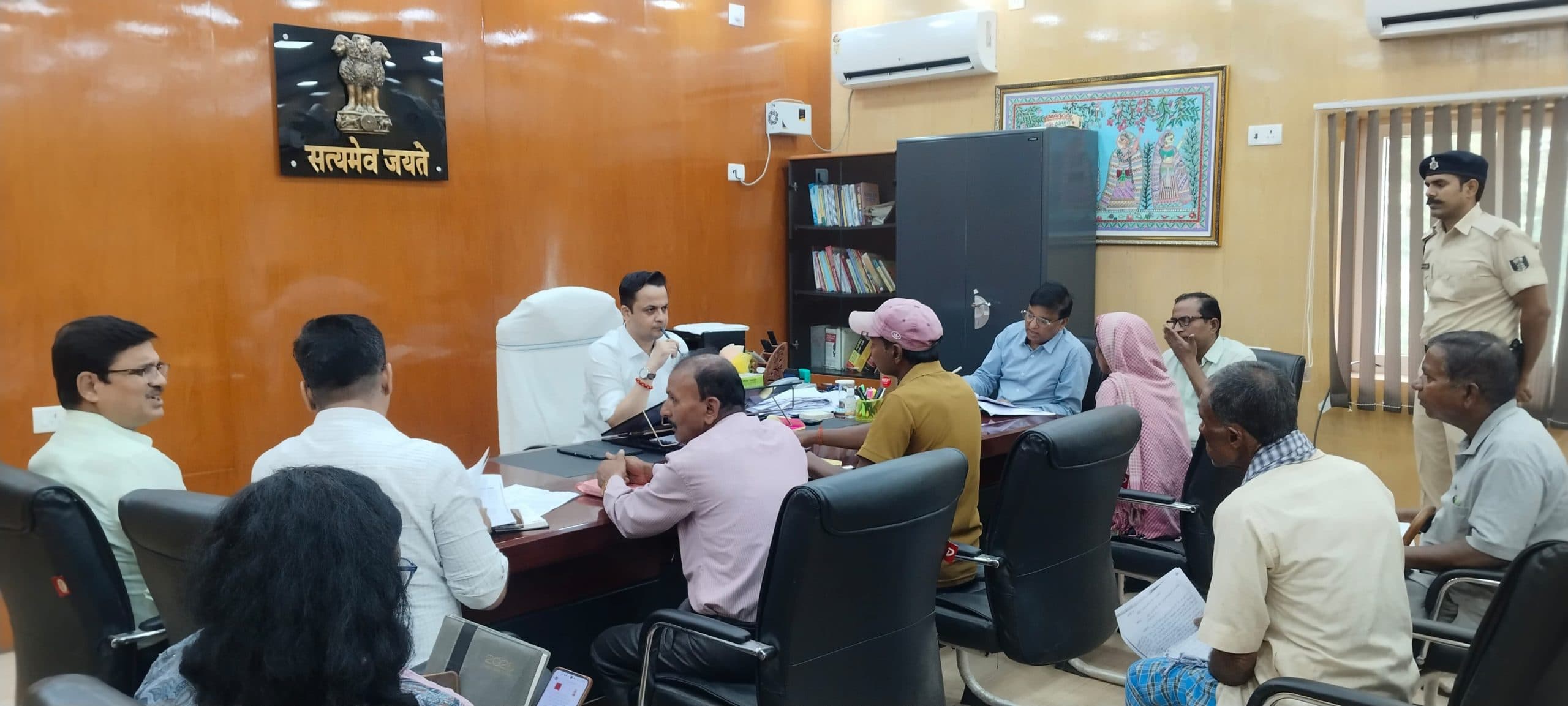 Madhubani News : लोगों की शिकायतों का त्वरित निबटारा करें अधिकारी : डीएम