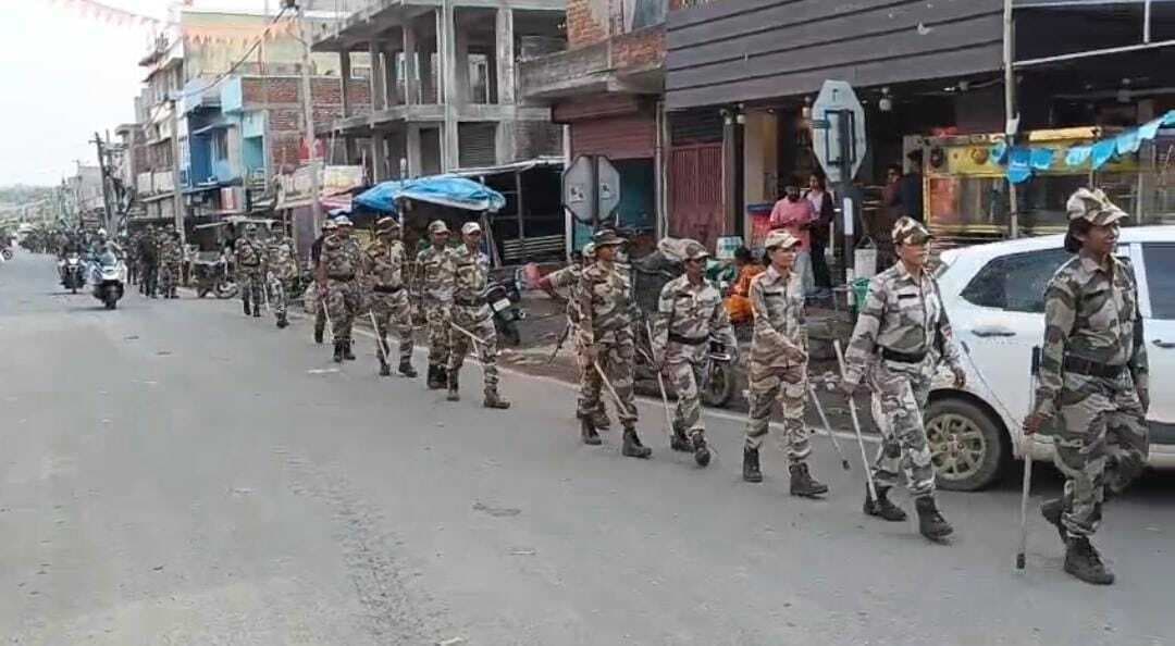 Giridih News :बगोदर समेत आसपास के क्षेत्रों में पुलिस ने निकाला फ्लैग मार्च