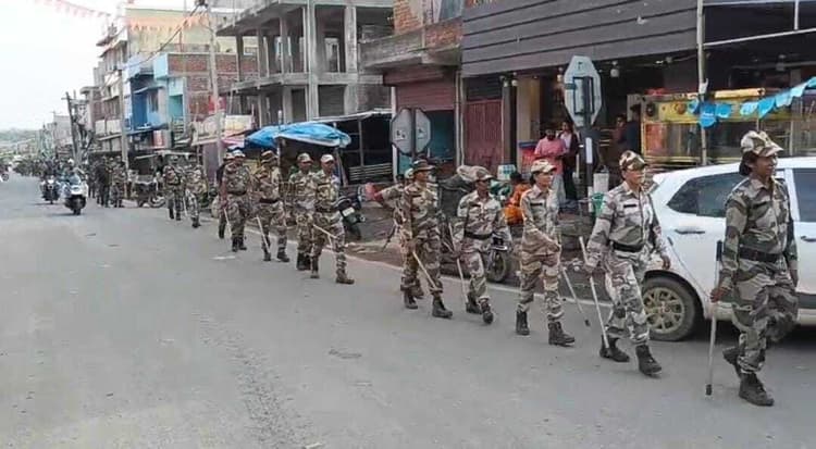 Giridih News :बगोदर समेत आसपास के क्षेत्रों में पुलिस ने निकाला फ्लैग मार्च