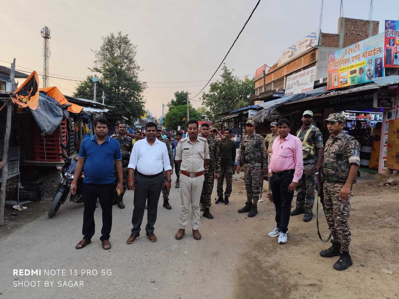 Giridih News :बकरीद को लेकर पुलिस ने निकाला फ्लैग मार्च, लोगों को दिया शांतिपूर्वक पर्व मनाने का संदेश